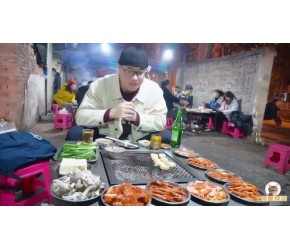 有一种烧烤叫云南烧烤，昆明街头烧烤摊，碳火冒烟，蘸水地道