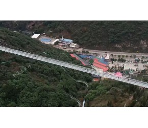 航拍云南最长的一座高空5D玻璃桥，就在昆明西游洞景区里