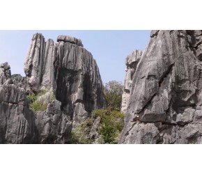云南宜良回昆明的路上，发现一片美丽的石林，不要门票却胜似景区