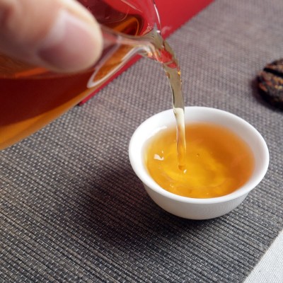 古树红茶醉红颜8g小茶饼云南滇红茶古树晒红茶散装小茶饼茶叶滇红2袋图4