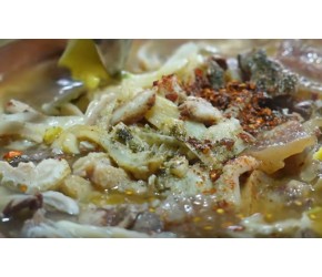 云南腾冲铜瓢牛肉，薄荷涮锅清香四溢，马帮传统美食，牛杂一锅炖