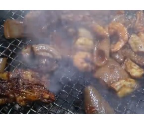 有一种烧烤叫云南烧烤，昆明街头烧烤摊，碳火冒烟，蘸水地道