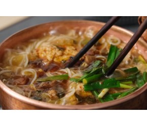 云南铜瓢小锅米线 肉饼＋焖肉双倍美味 云南美食云南菜 双帽肉饼，加倍快乐！
