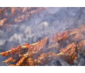 云南腾冲佤族美食，大串烤牛肉，农家腊肉小鱼，阿星逛司莫拉中寨