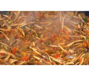 春吃花，是一件浪漫而美味的事情！田埂上的野花，山间枝头上的花苞，都是春日里限定的美食～