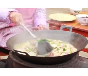 云南山里的人家，用天麻炖火腿鸡，炖好先喝汤，吃肉喝汤真安逸！