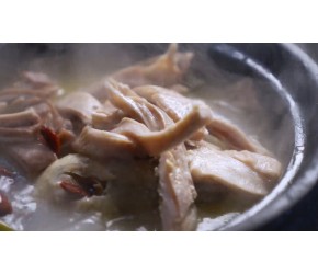 粉红甘醇石榴酒，配香浓咸鲜猪肚鸡，有酒有肉真舒服