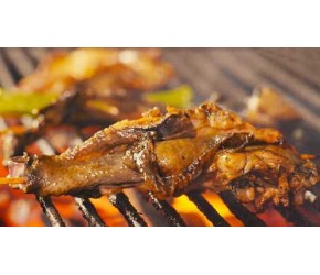 云南瑞丽：烤乌鸡