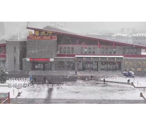 山西：五台山景区迎来降雪 多部门联动护航游客安全