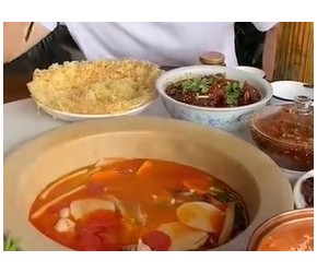 在抚仙湖吃酸汤石锅鱼