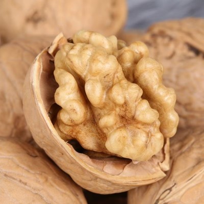 新货新疆纸皮核桃185纸皮核桃原味饱满手捏核桃薄皮核桃一件代发 2箱图2