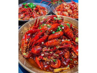 南京夜宵的明星：探寻麻辣小龙虾的美味制作奥秘