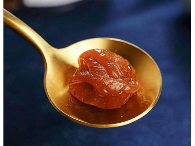 从青翠逐渐转化成琥珀色，被潮汕人驯服的青梅蜜饯到底有多好吃？